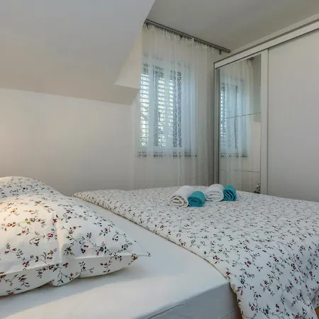 Holiday home Lovely In With House Sea View
