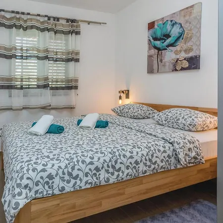 Holiday home Lovely In With House Sea View Pridraga