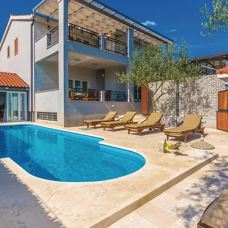 Lovely In With House Sea View
